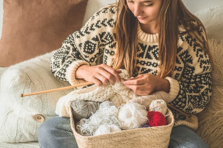 vakker jente strikker varm genser seng strikkestrikk tilbehør strikking
