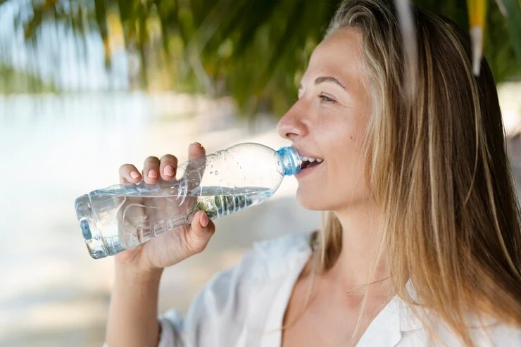 Kvinner drikker vann for munnhelsen