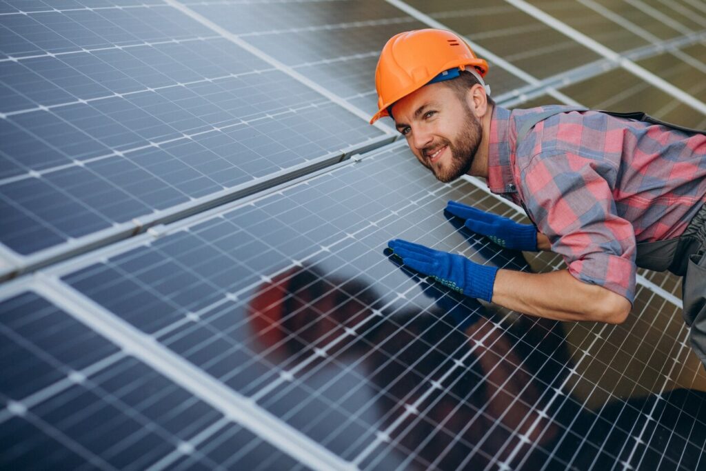 Regelmessig rengjøring av solcellepaneler
